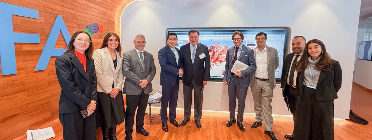 En la fotografía el ministro de Agricultura de Colombia se reúne con representantes de la FAO en Roma