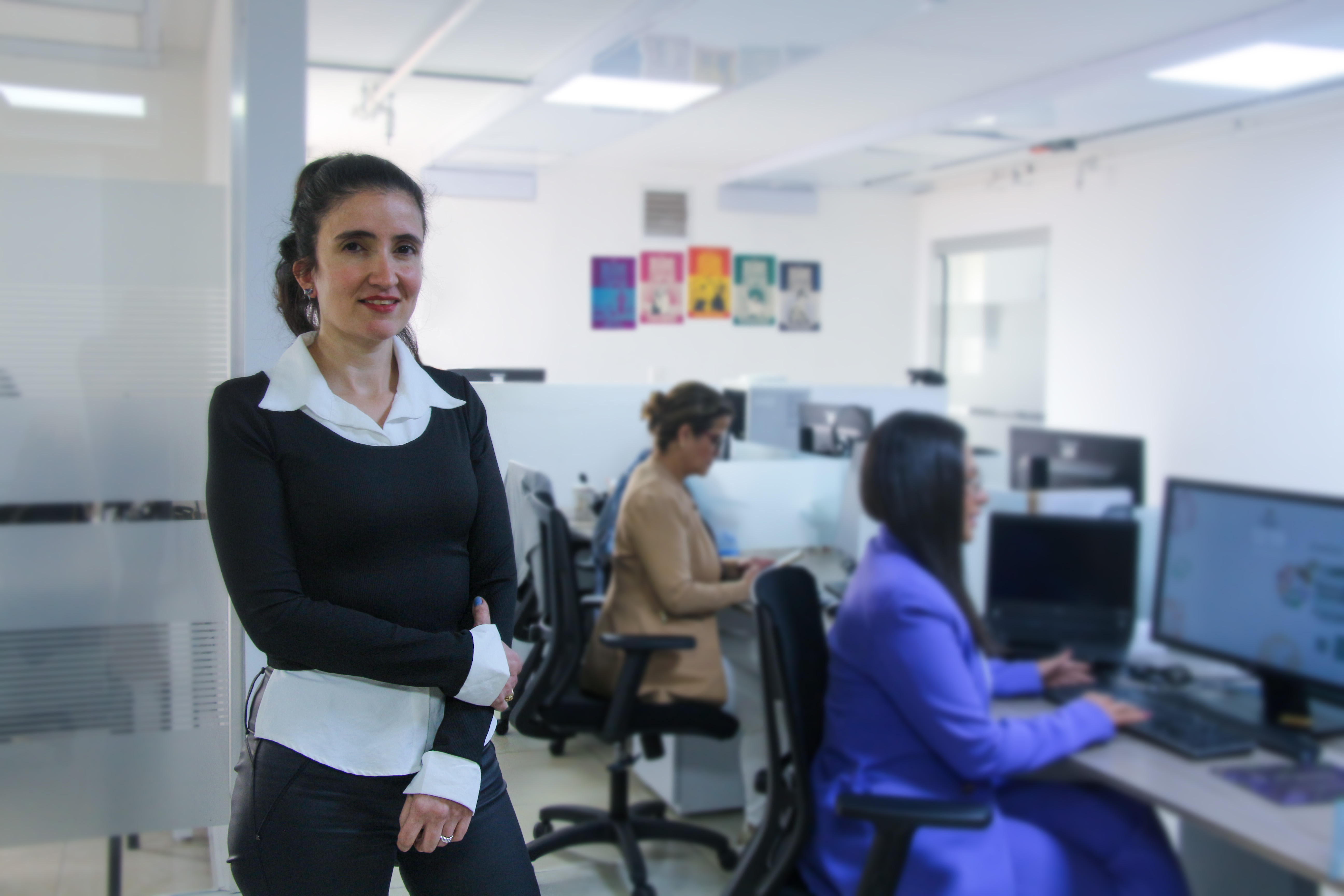 En la imagen se puede ver al jefe de la Oficina de Tecnologias de la Información y las comunicaciones del Ministerio de Agricultura y Desarrollo Rural, posando para una foto