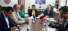 Ministra en reunión con embajada 