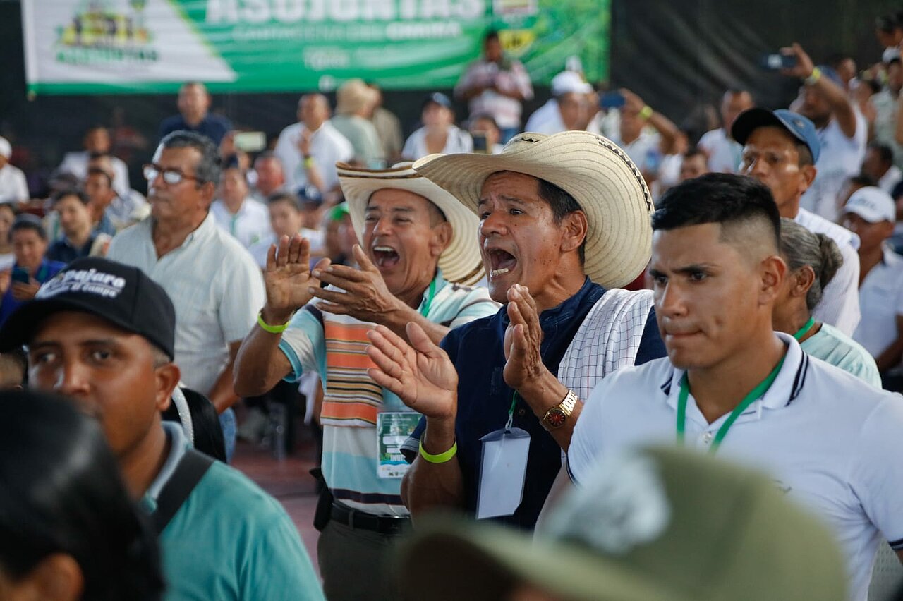 se muestra campesinos aplaudiendo