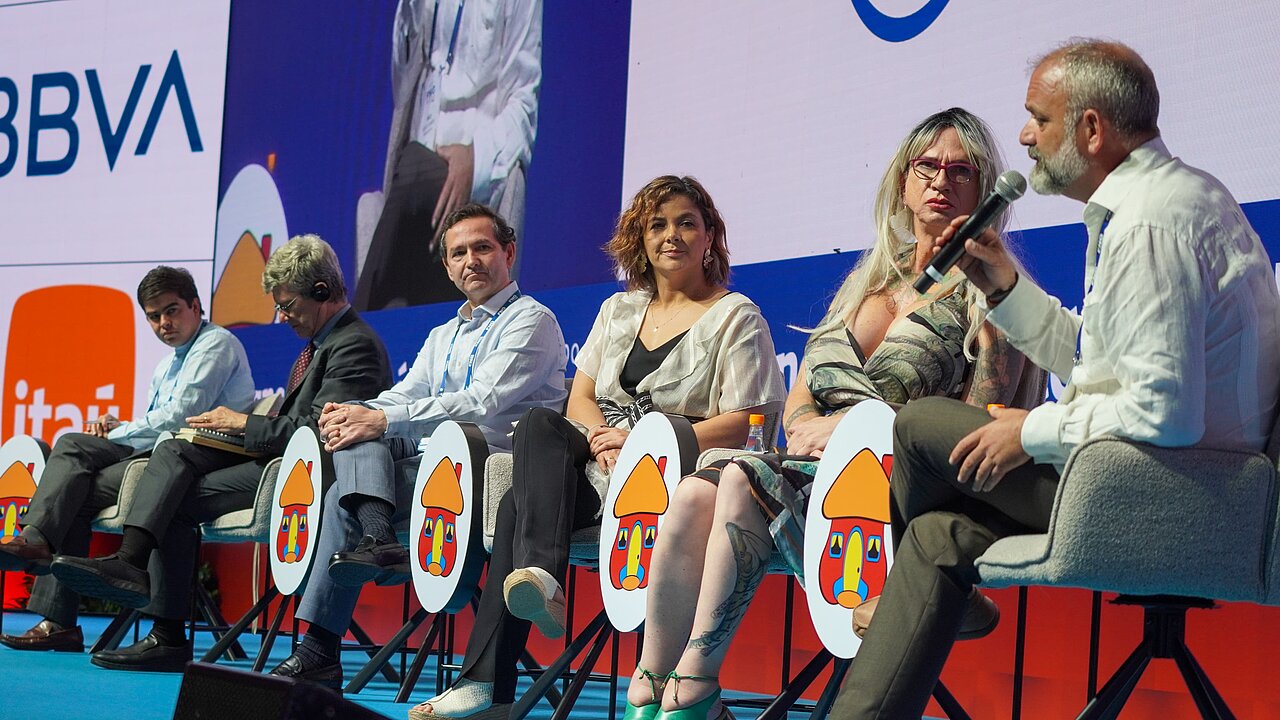 En la imagen se ve a Iñigo Saenz con la Ministra de Agricultura en la convención de Asobancaria