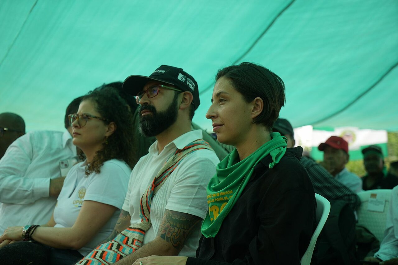 En la imagen se aprecia personas  escuchando reunion 