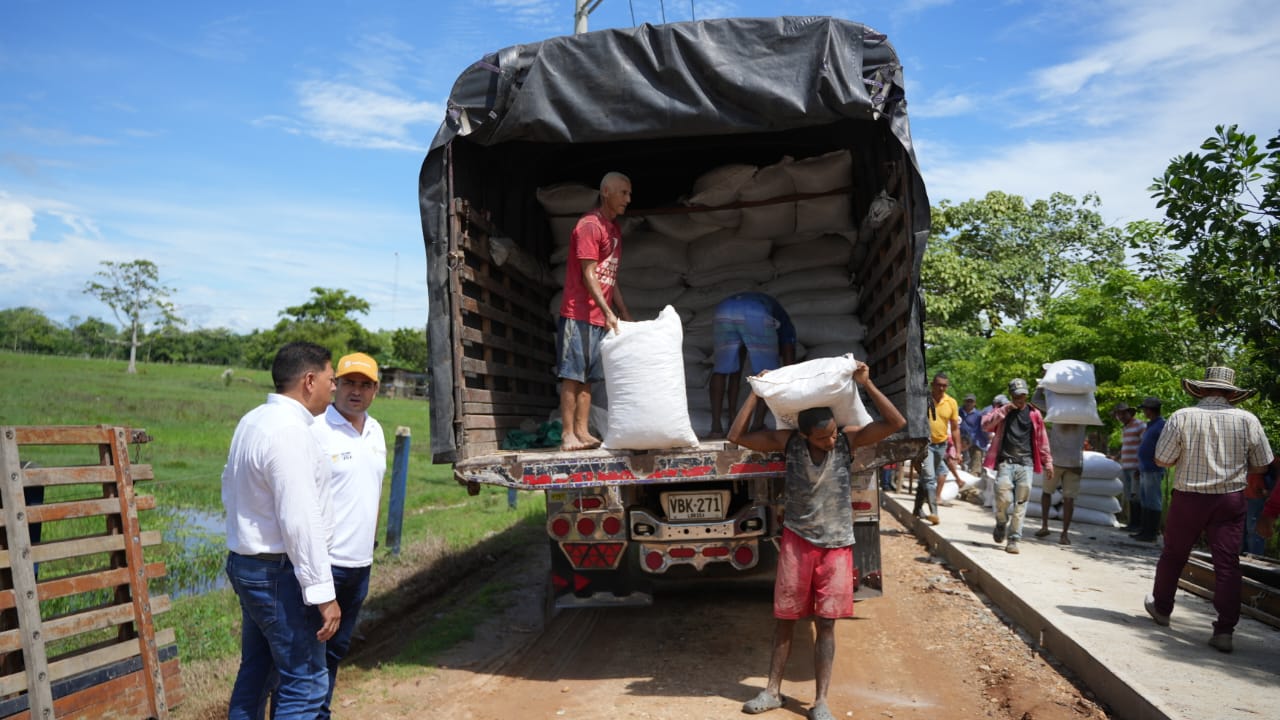 En la imagen se observa el descargue de las ayudas enviadas por el gobierno