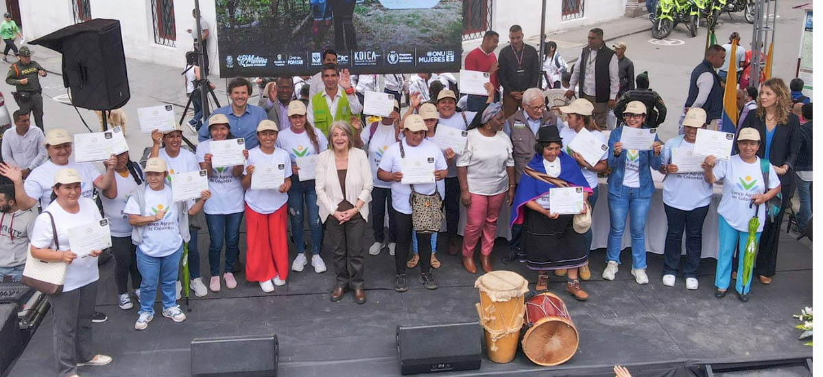 La ministra de agricultura Cecilia López aparece junto con decenas de beneficiados de la entrega de titulos
