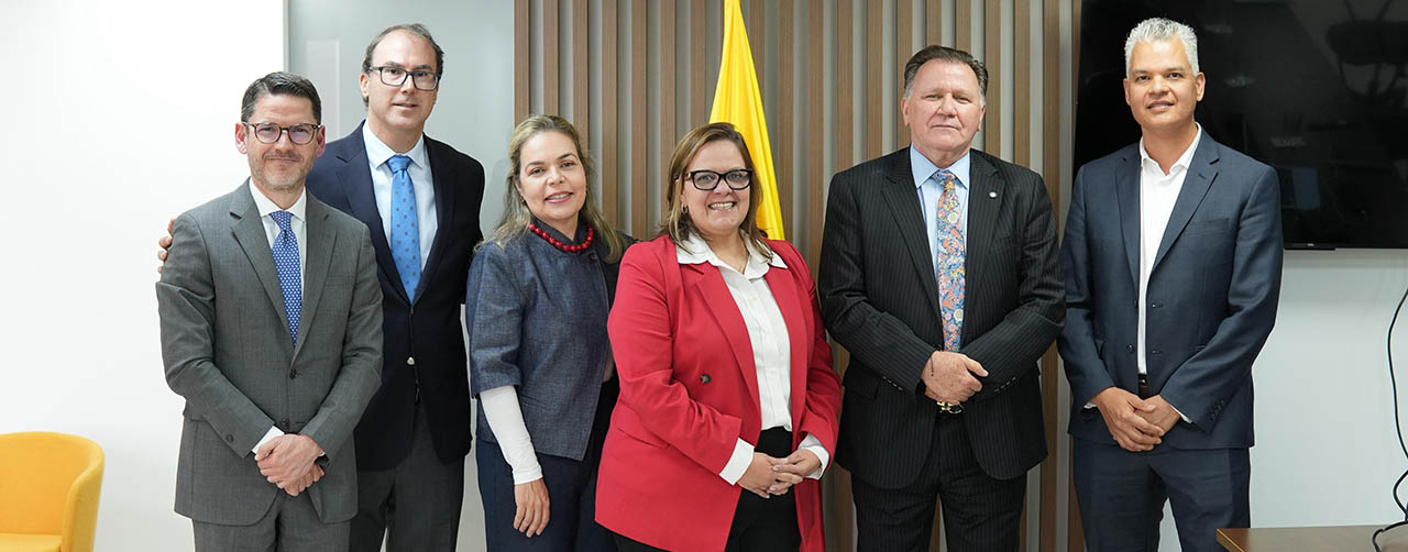 En la fotografía el ministro de Agricultura, Indalecio Dangond; el viceministro de Asuntos Agropecuarios, Arturl Dajud y Representantes de la compañia Ingredion 