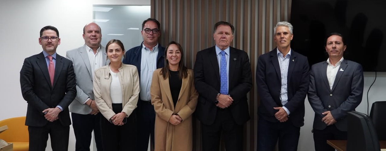 En la fotografía el ministro de Agricultura con funcionarios de Corpohass
