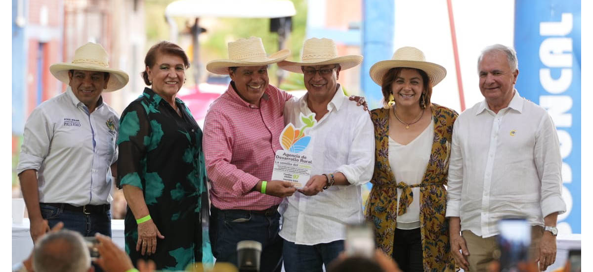 En la imagen se ven a varias personas reunidas posando para una foto, entre ellas estan el presidente Gustavo Petro quien sostiene lo que parece ser un reconocimiento y la ministra Jhenifer Mojica quien posa a su lado