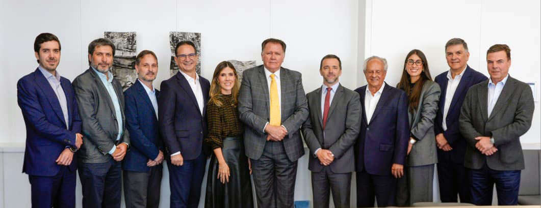 En la fotografía un grupo de personas posa en el marco de una reunión entre Proantioquia y Minagricultura