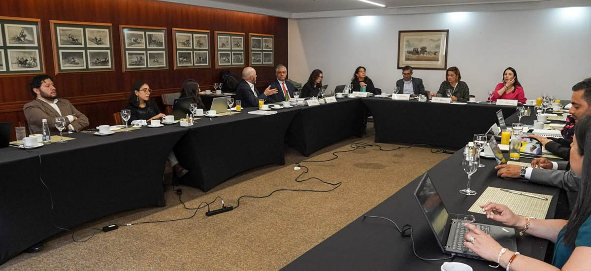 En la imagen se puede apreciar una reunión, en la que están dialogando sobre financiar a toda la cadena agropecuaria con más de 6 billones.