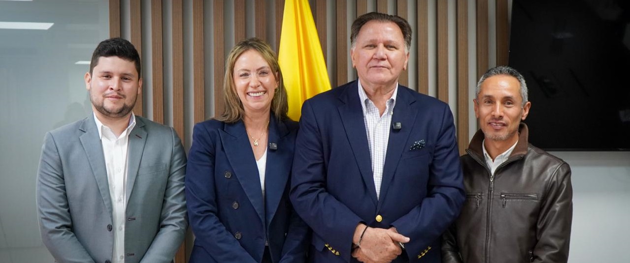 En la fotografía el ministro de Agricultura de Colombia y representantes del Grupo Éxito