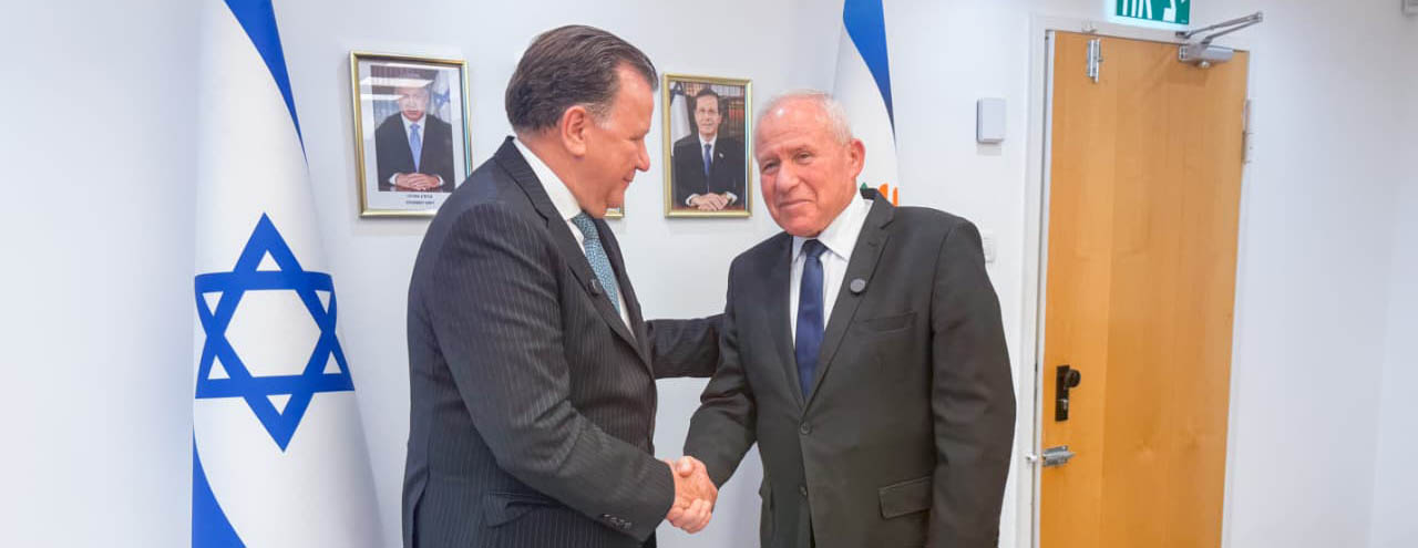 En la fotografía los ministros de agricultura de Israel y Colombia 