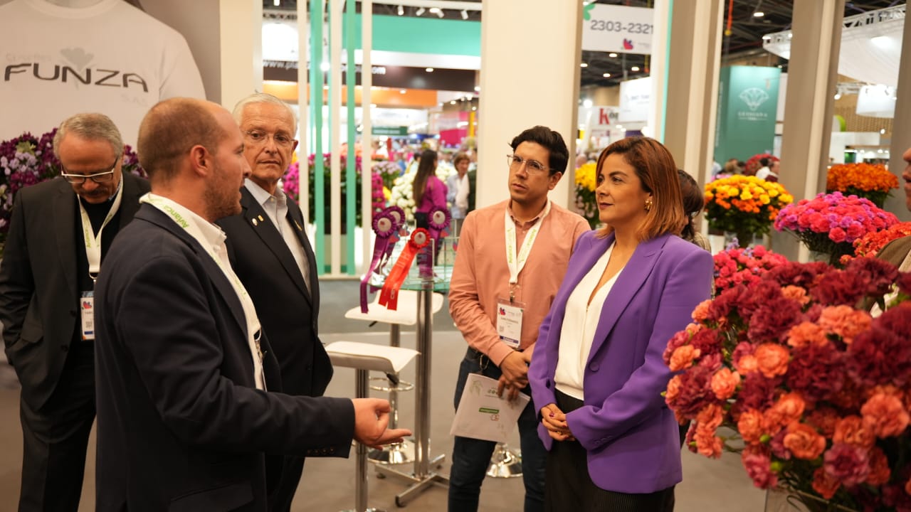 Durante su visita a la feria Proflora, la ministra destacó que el subsector floricultor genera más de 200.000 empleos formales, directos e indirectos, y cuenta con una gran participación de mujeres –que alcanza el 60 %–, en su mayoría cabeza de hogar.