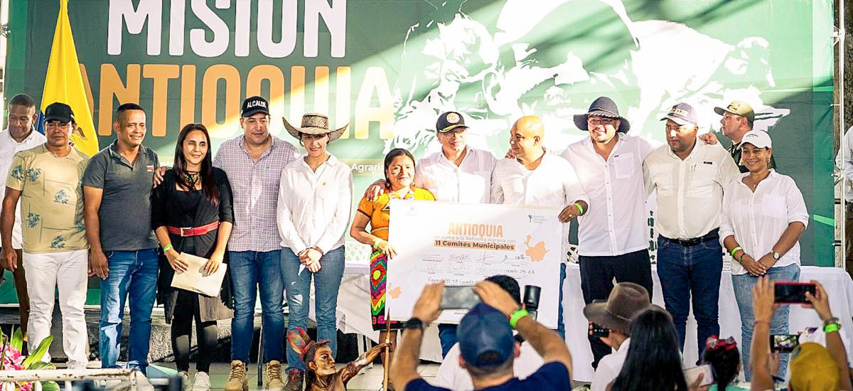 En la imagen se aprecia el presidente con entrega de tierras en Antioquia