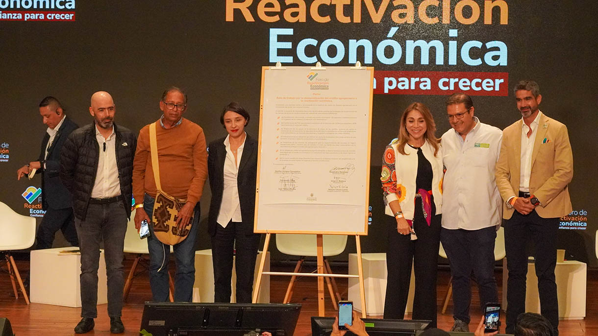 En la imagen se aprecia la ministra en conversatorio reactivacion economica