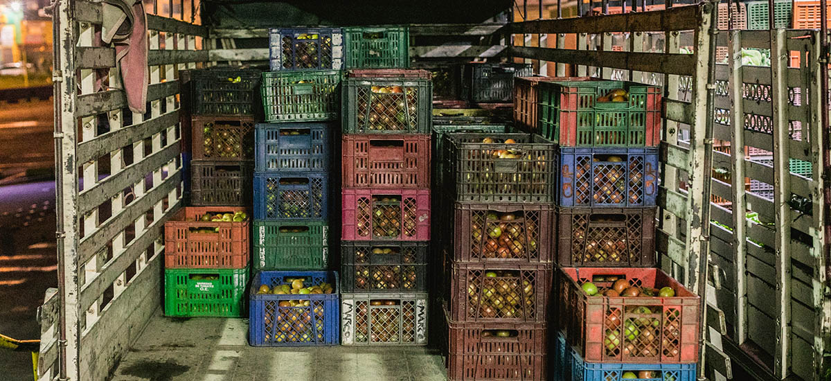 En la foto se muestra canastas de frutas