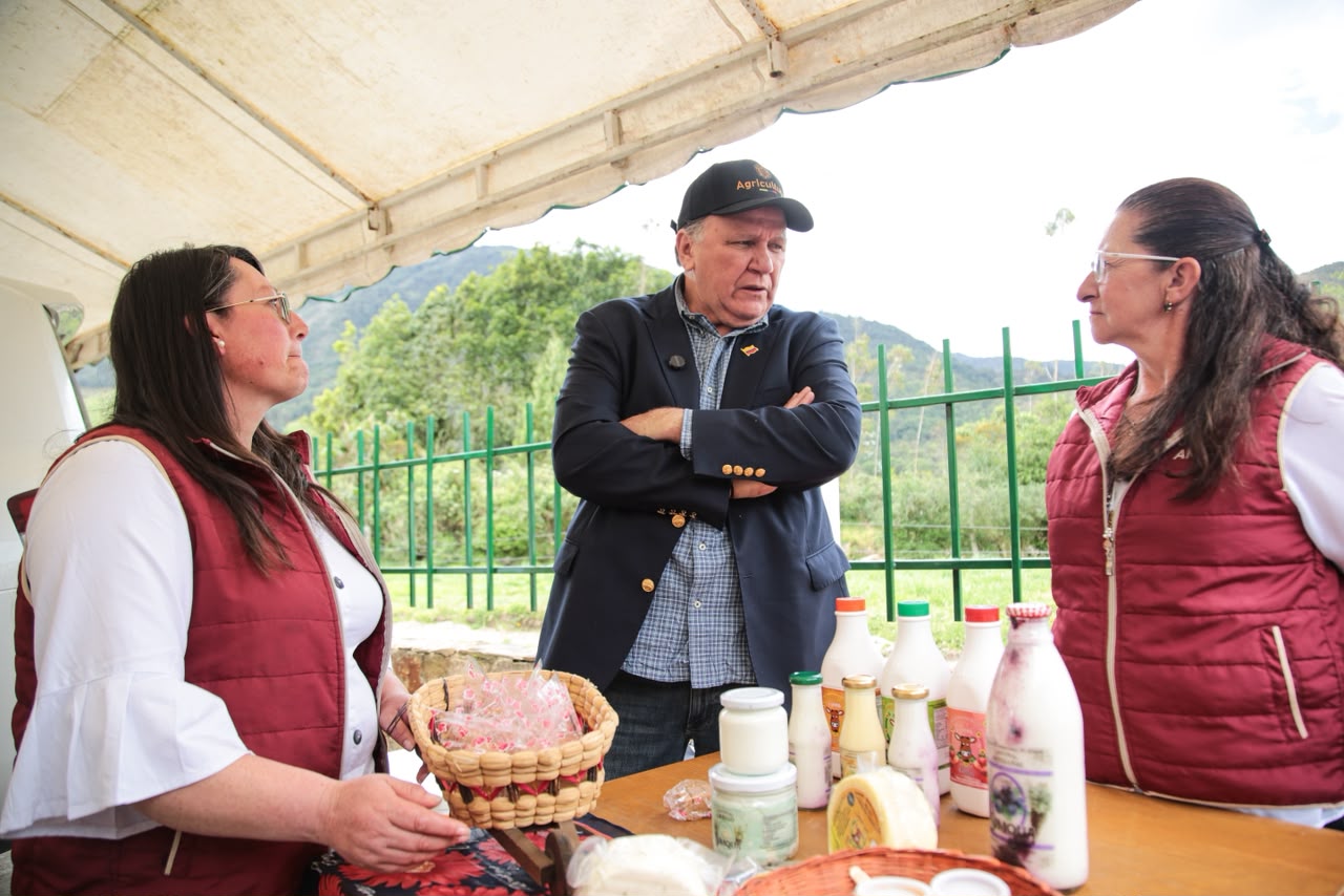 En la fotografía el ministro de Agricultura de Colombia se reúne con dos productoras de leche 