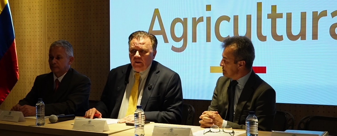 En la fotografía el Ministro de Agricultura y el viceministro de Desarrollo Rural 