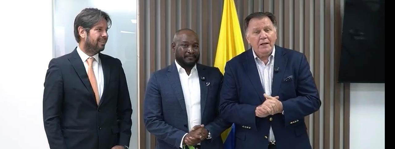 En la fotografía el ministro de Agricultura y productores de arandanos 