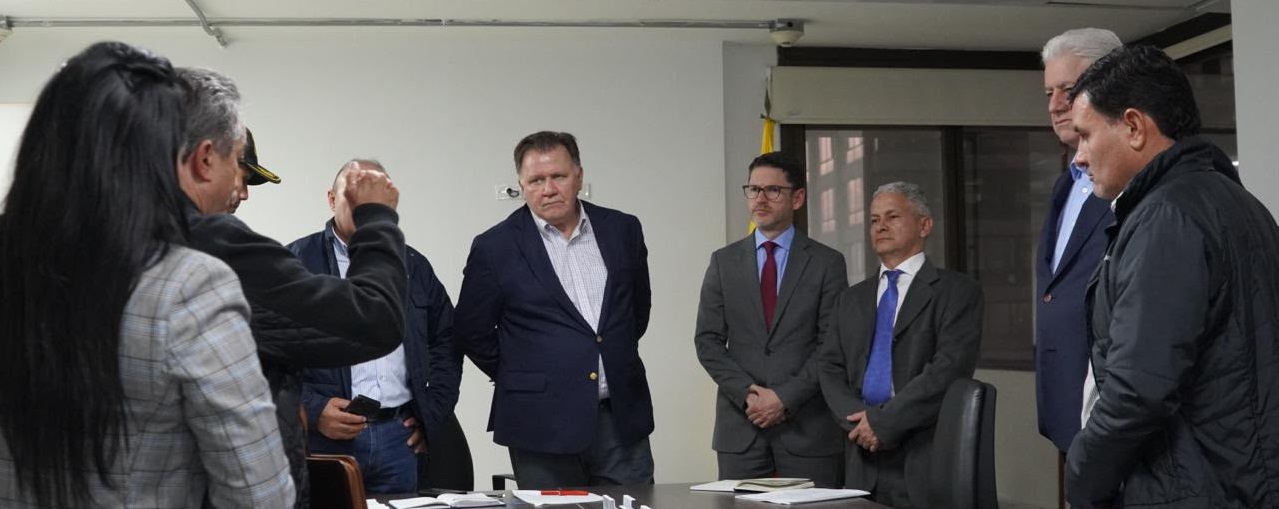 En la fotografía el ministro de Agricultura y el viceministro de Desarrollo Rural dialogan con productores de  arroz del departamento de  Casanare 