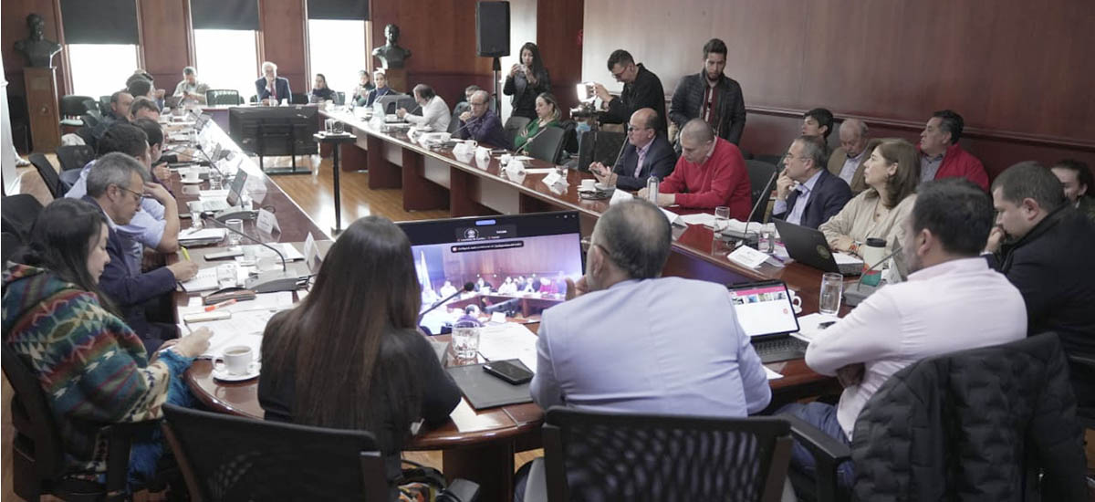 En la imagen los participantes de la reunión para buscar soluciones a la crisis lechera