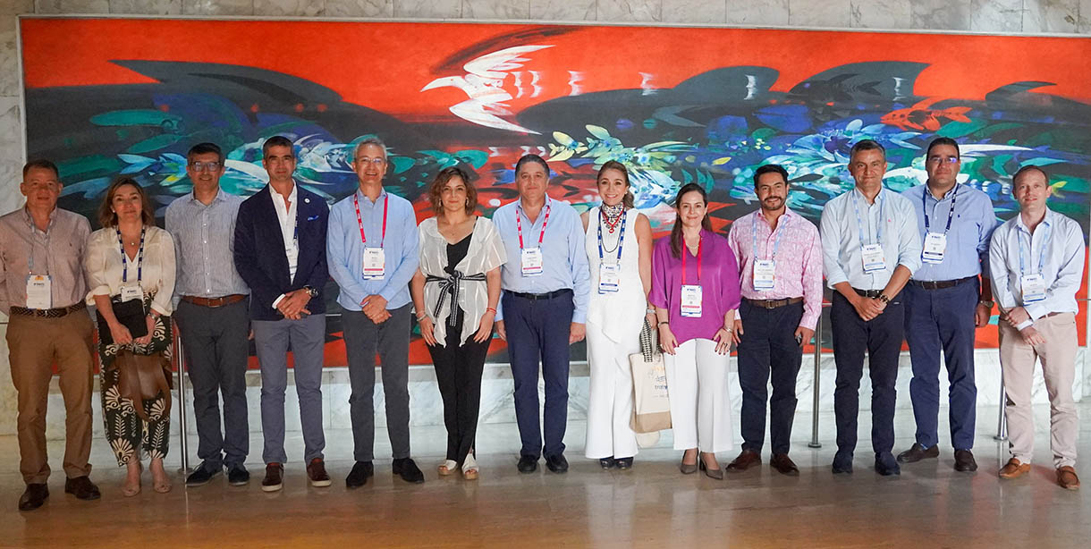 En la imagen se observa a la Ministra de Agricultura junto a los participantes de la convención de Asobancaria