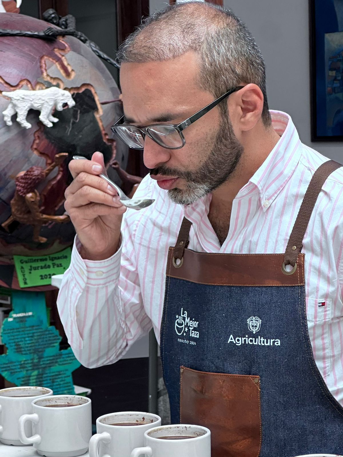 En la imagen se muestra señor tomando cafe