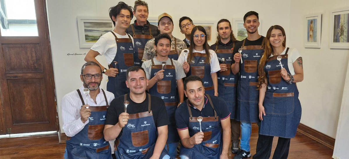 En la imagen se muestra jóvenes cafeteros