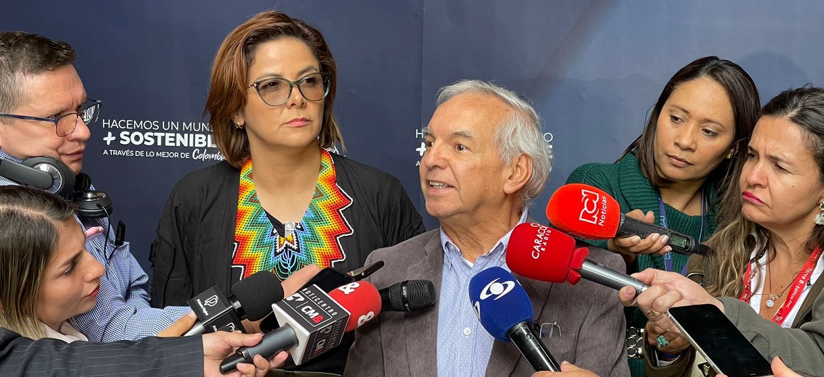 La imagen muestra a un hombre que está siendo entrevistado por varios periodistas. El hombre parece ser el sujeto de la entrevista, ya que está rodeado de varios micrófonos y cámaras, lo que indica que se trata de un acto mediático o una rueda de prensa.