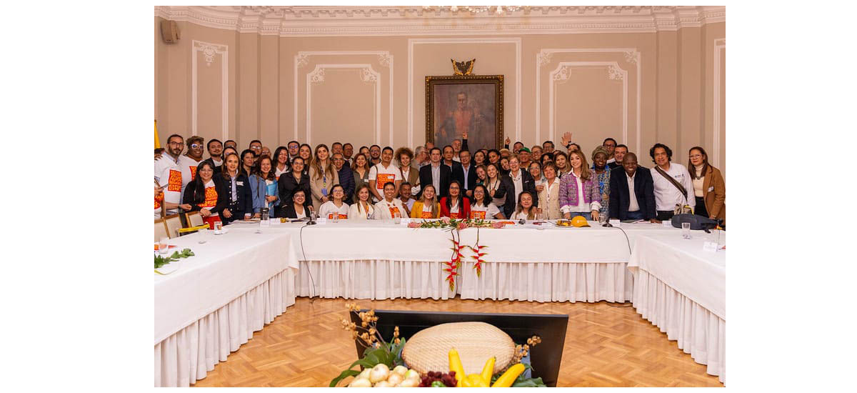 En la foto se muestra reunion de personas 