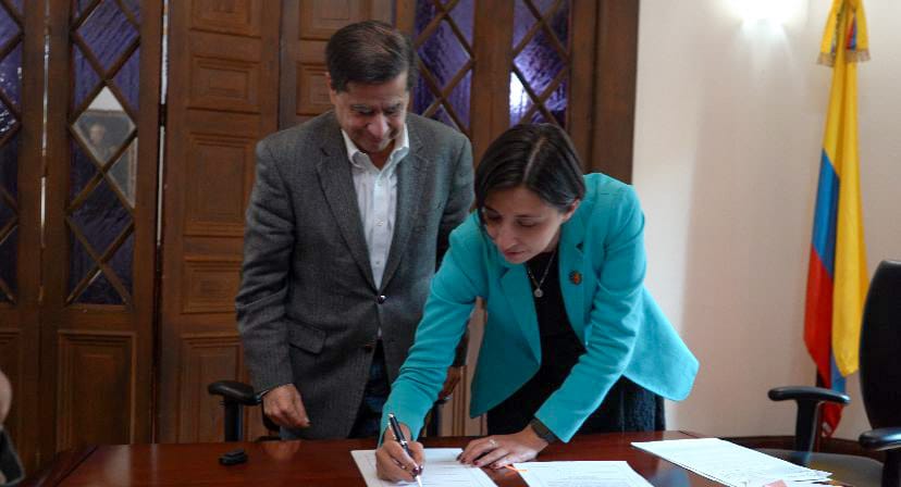 La Ministra de Agricultura firmando el decreto