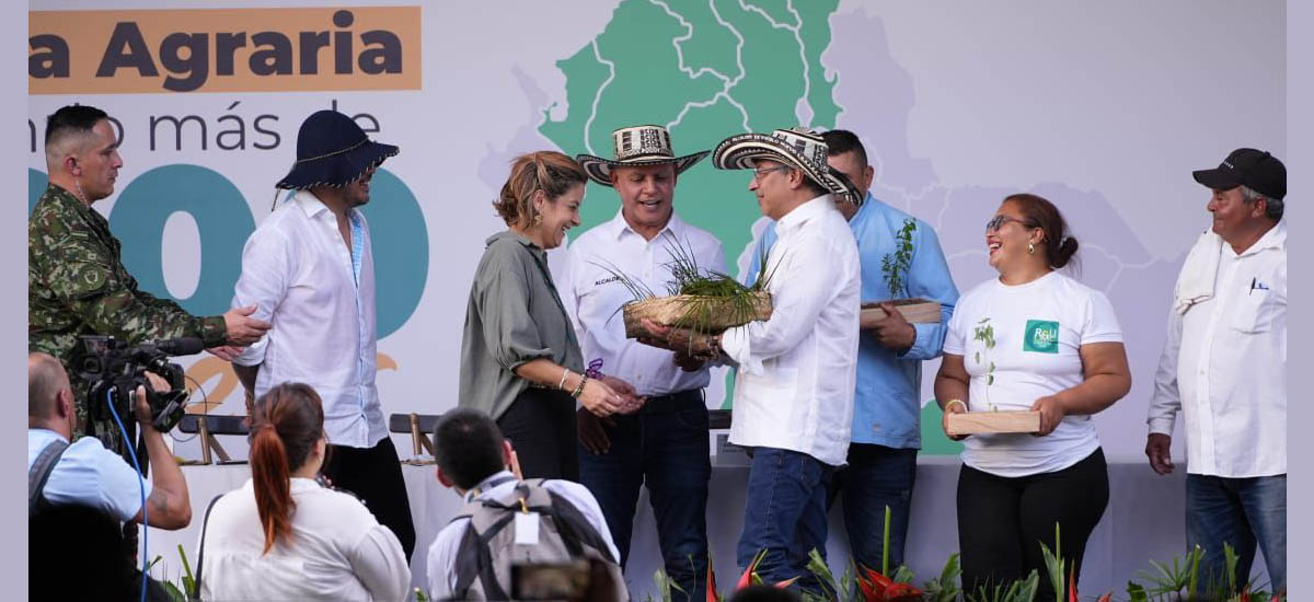 En la imagen se puede apreciar a la ministra Jhenifer Mojica junto con el presidente Gustavo Petro, quienes se ven en un acto publico, el presidente parece sostener algo con las manos que le va a entregar a la ministra.