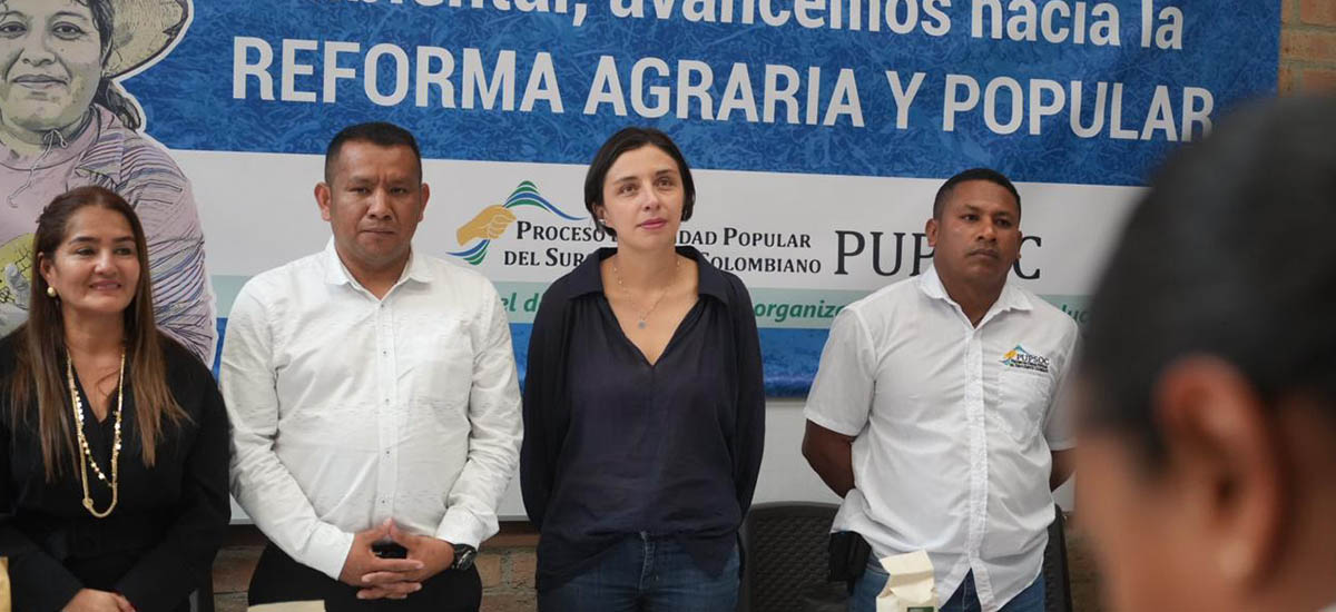 En la imagen se muestra la ministra en dialogo
