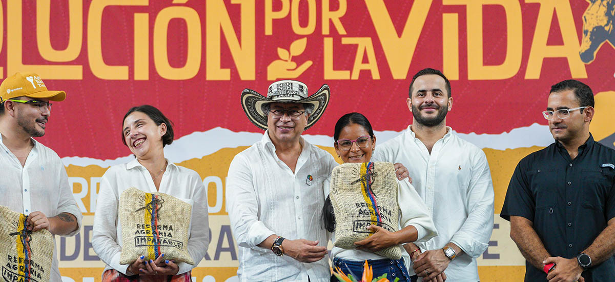 presidente entregando tierras