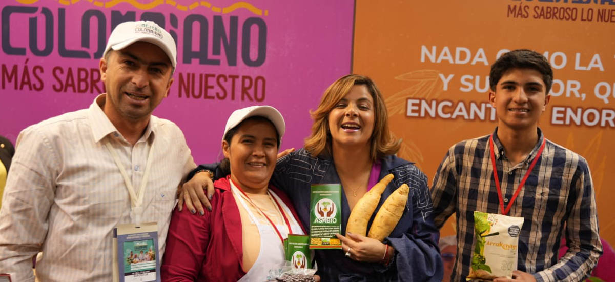 En la gráfica la Ministra de Agricultura con participantes del evento