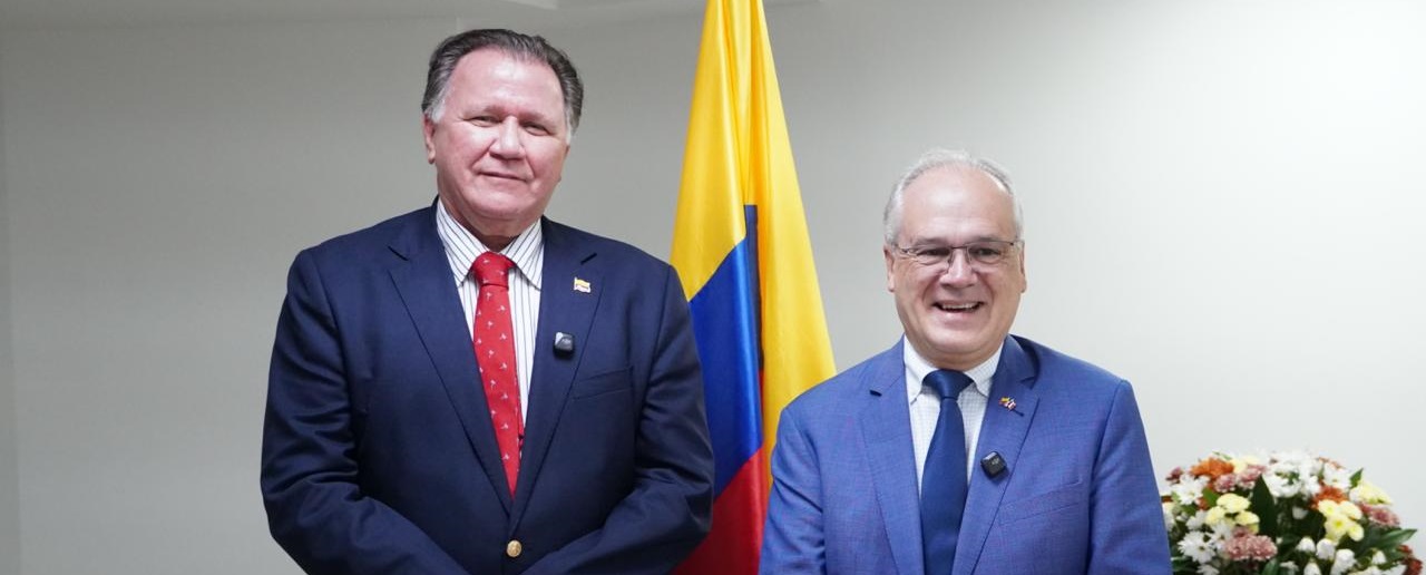 En la fotografía el ministro de Agricultura de Colombia y el embajador de Francia en Colombia 