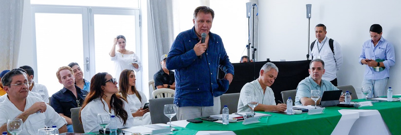 En la fotografía el ministro de Agricultura habla a un público en La Guajira