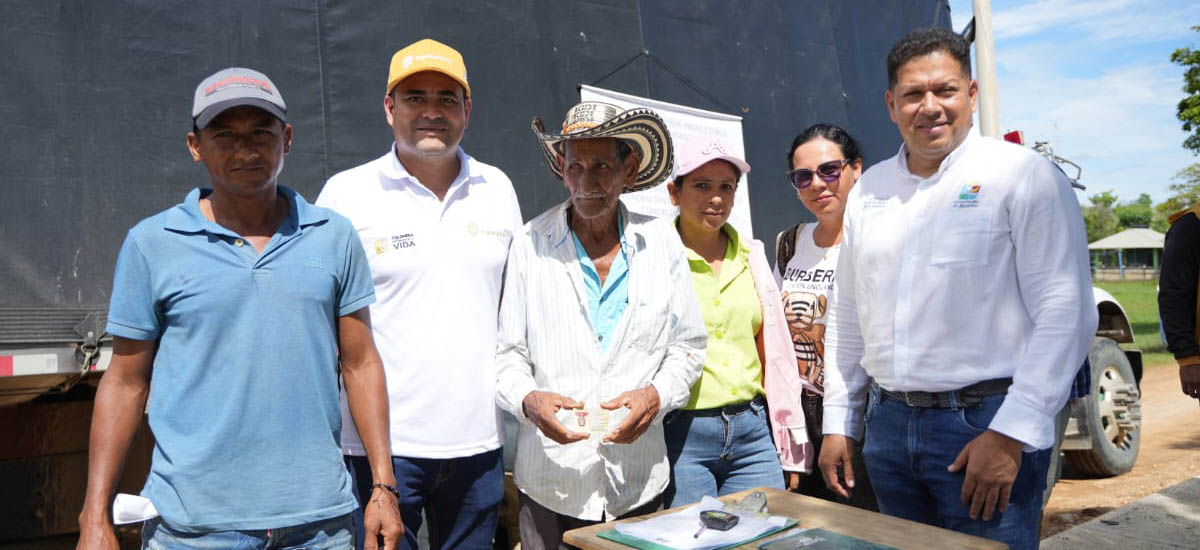 En la imagen se observa a varios campesinos recibiendo el suplemento alimenticio para los animales