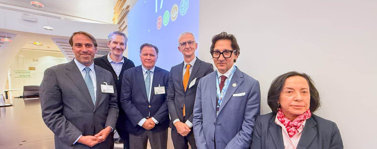 En la fotografía el ministro de Agricultura colombiano y representantes de la cooperación de Italia  
