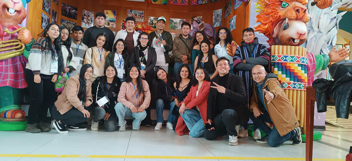 En la imagen se muestra foto con jovenes