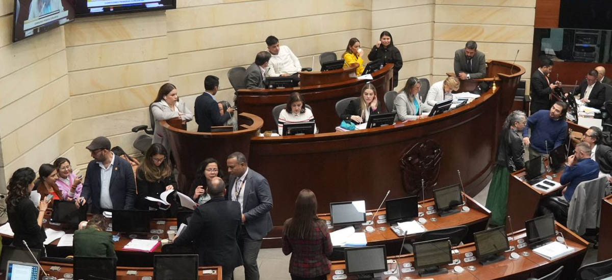 en la imagen se puede ver a un grupo de personas dialogando en el congreso
