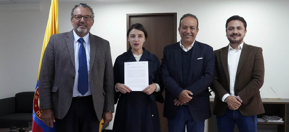 Imagen de la Ministra de Agricultura firmando el reconocimiento del campesinado