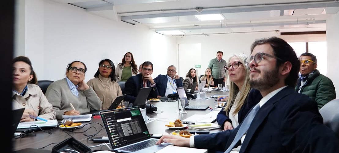 En la fotografía el ministro de Agricultura preside una reunión con todos los lideres de la institucionalidad del agro