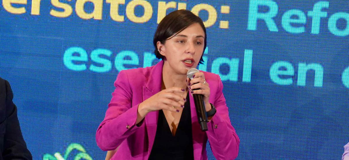 En la imagen se muestra la ministra en rueda de prensa