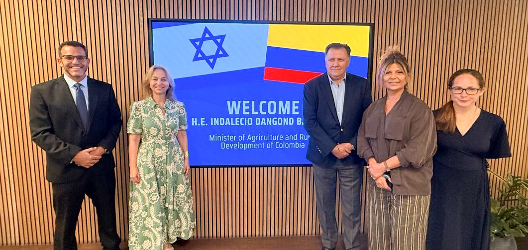 En la fotografía del ministro de Agricultura de Colombia, la embajadora de Colombia en Israel y funcionarios israelies