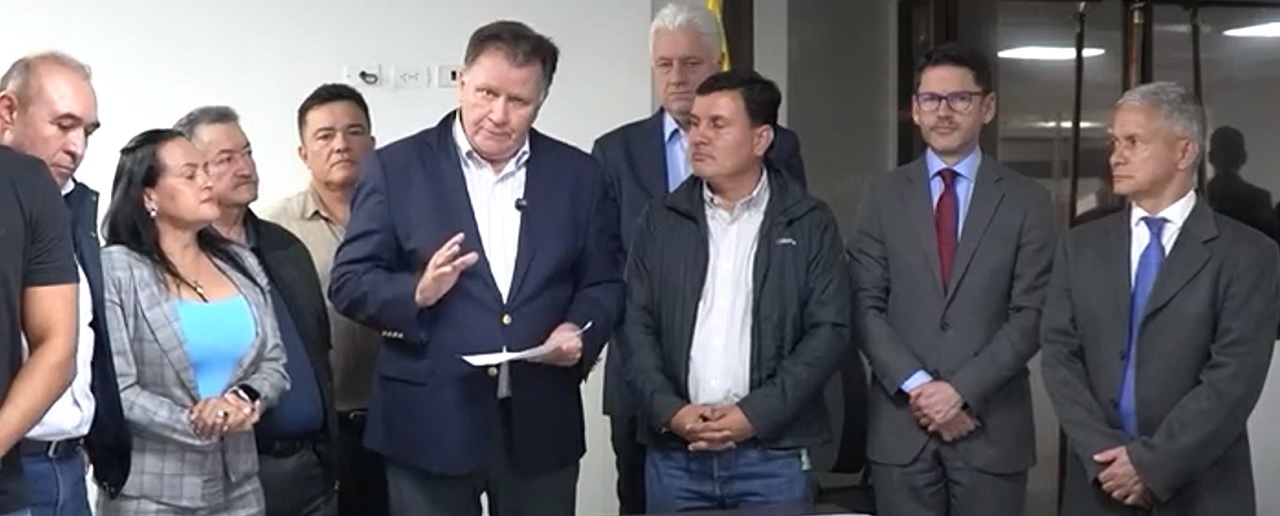 En la fotografía el ministro de Agricultura con arroceros de Casanare
