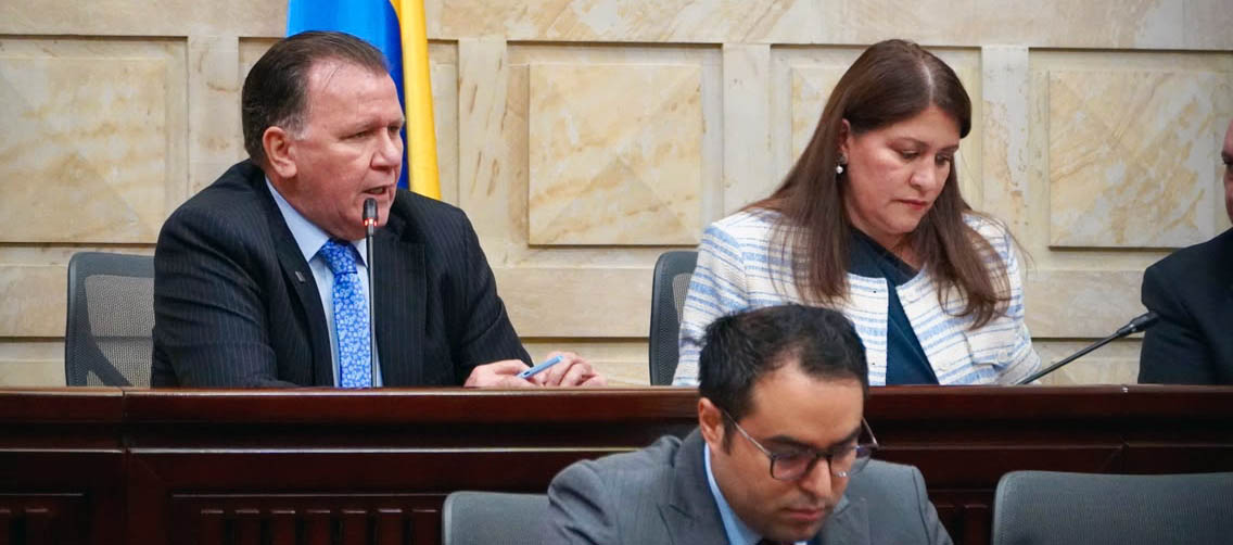 En la fotografía el ministro de Agricultura pronuncia un discurso en el Congreso de la República 