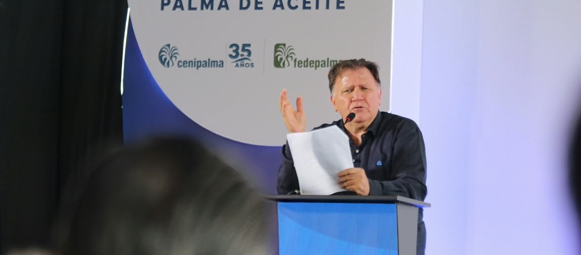 En la fotografía el ministro de Agricultura interviene en conferencia del sector palmicultor