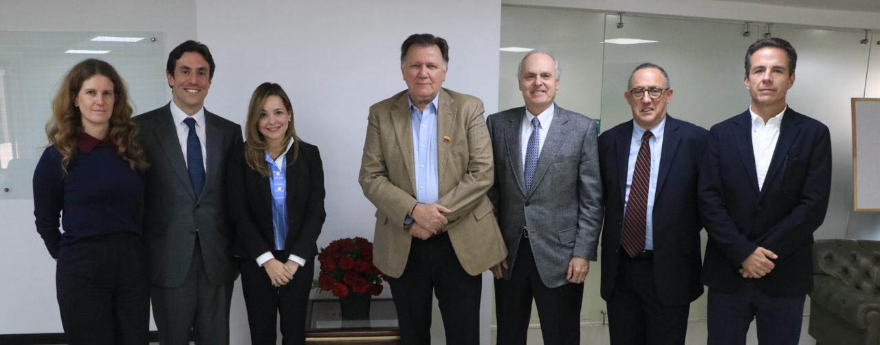 En la fotografía el ministro con la junta directiva de Asocolflores.