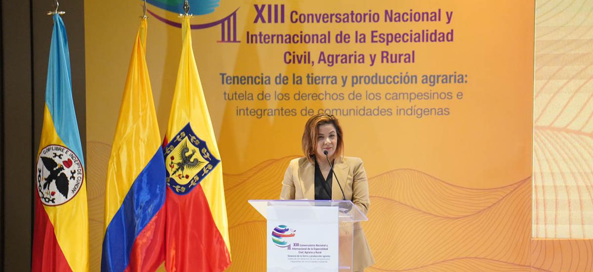En la imagen podemos ver a la ministra Jhenifer Mojica, en el conversatorio Nacional y Internacional de la Especialidad Civil, Agraria y Rural.