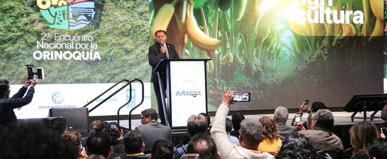 En la fotografía el ministro de Agricultura de Colombia se dirige a un publico sobre el tema de la Orinoquía